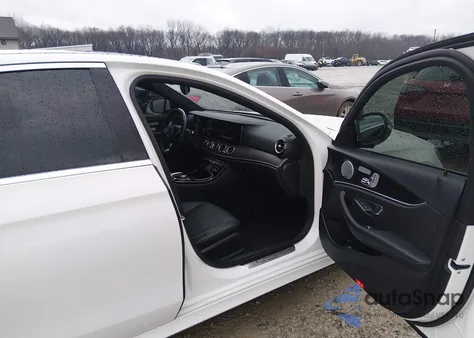 2017 Mercedes-Benz E 300 4Matic z USA, uszkodzony, nr VIN WDDZF4KB6HA019014